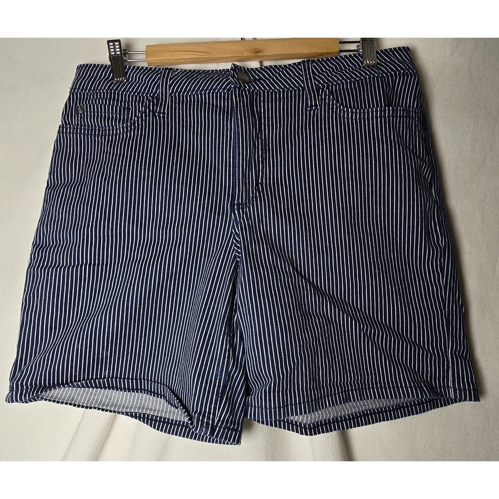 Lee Womens Shorts Sz 14M Mid Rise Regular Fit‎ White W/ Navy Pin Stripes